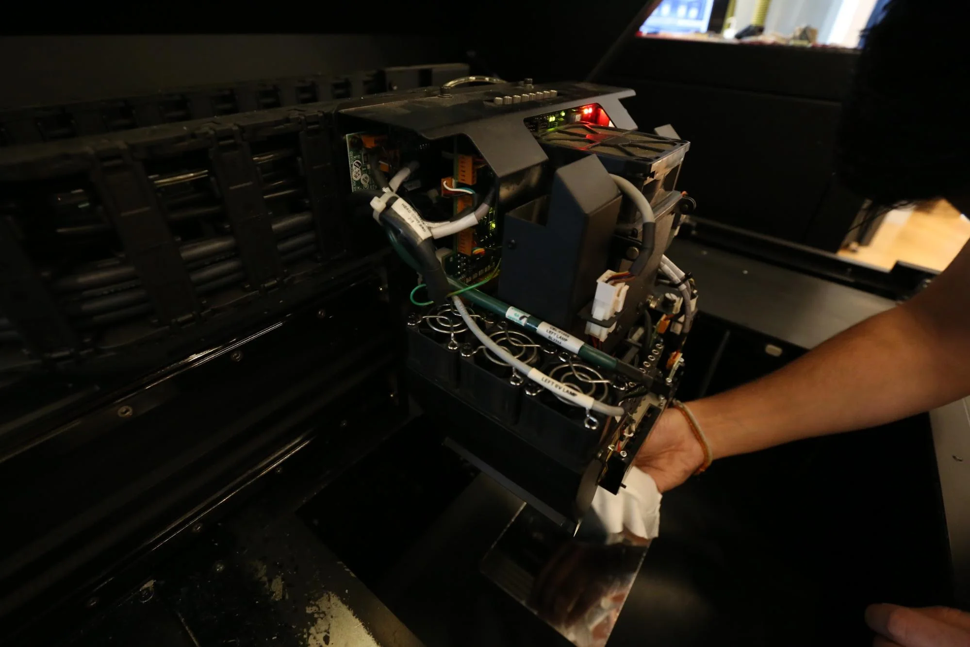 how-to-clean-polyjet-parts-image02 - Fictiv polyjet 3d printed part cleaning