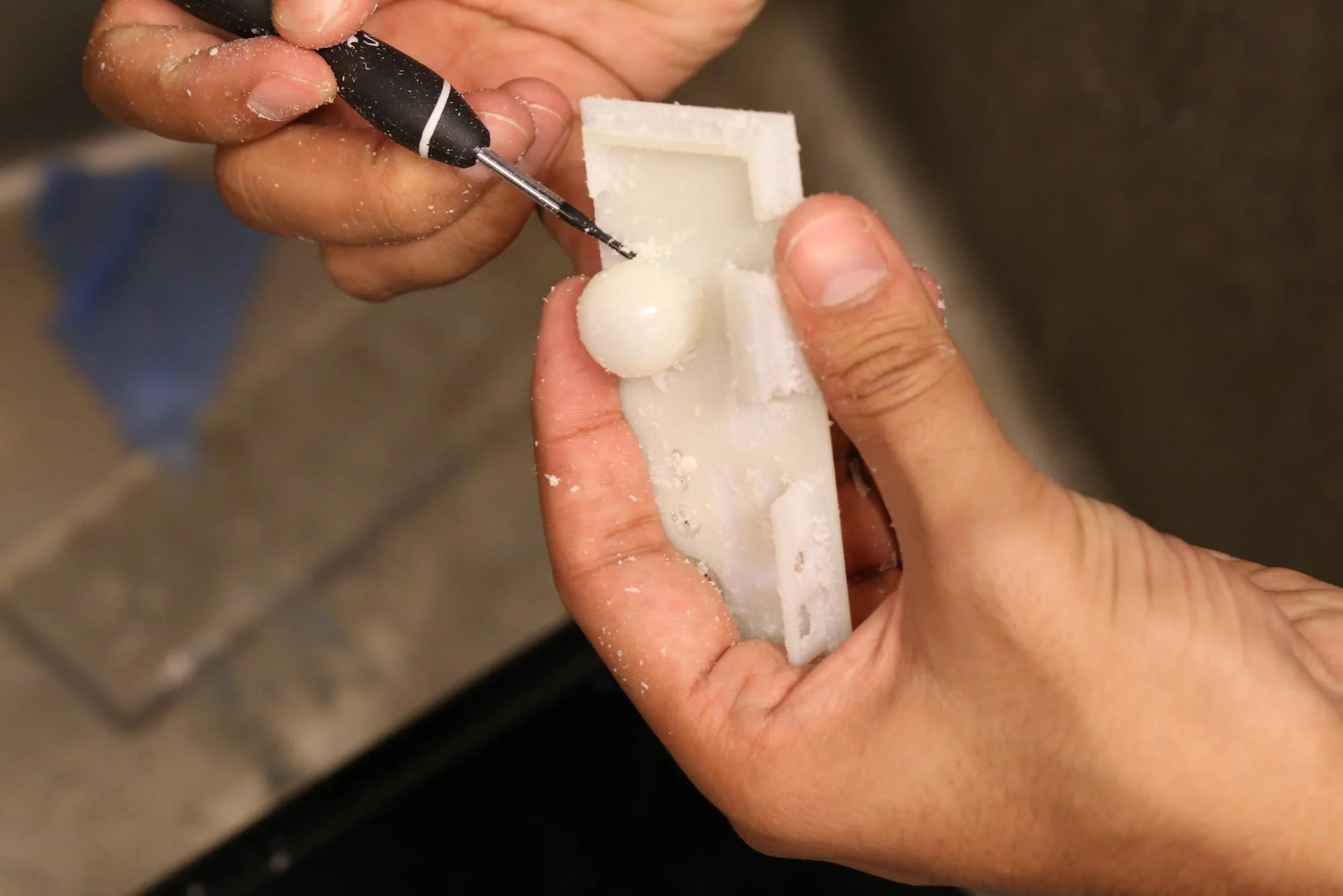 how-to-clean-polyjet-parts-image03 - Fictiv polyjet 3d printed part hand cleaning