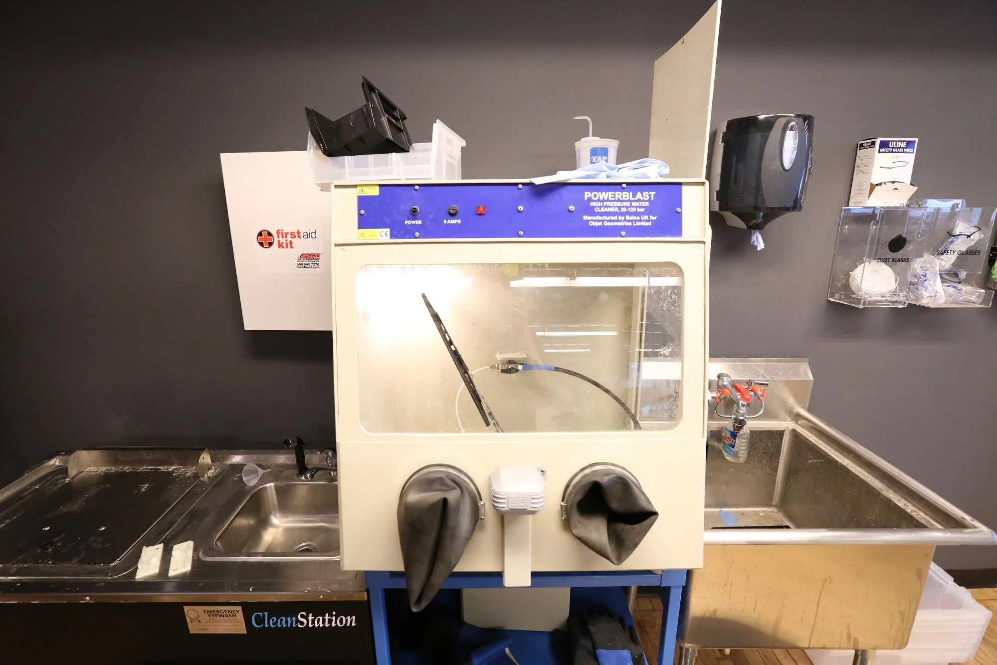 how-to-clean-polyjet-parts-image04 - Fictiv Cleaning 3D printed parts with a waterjet