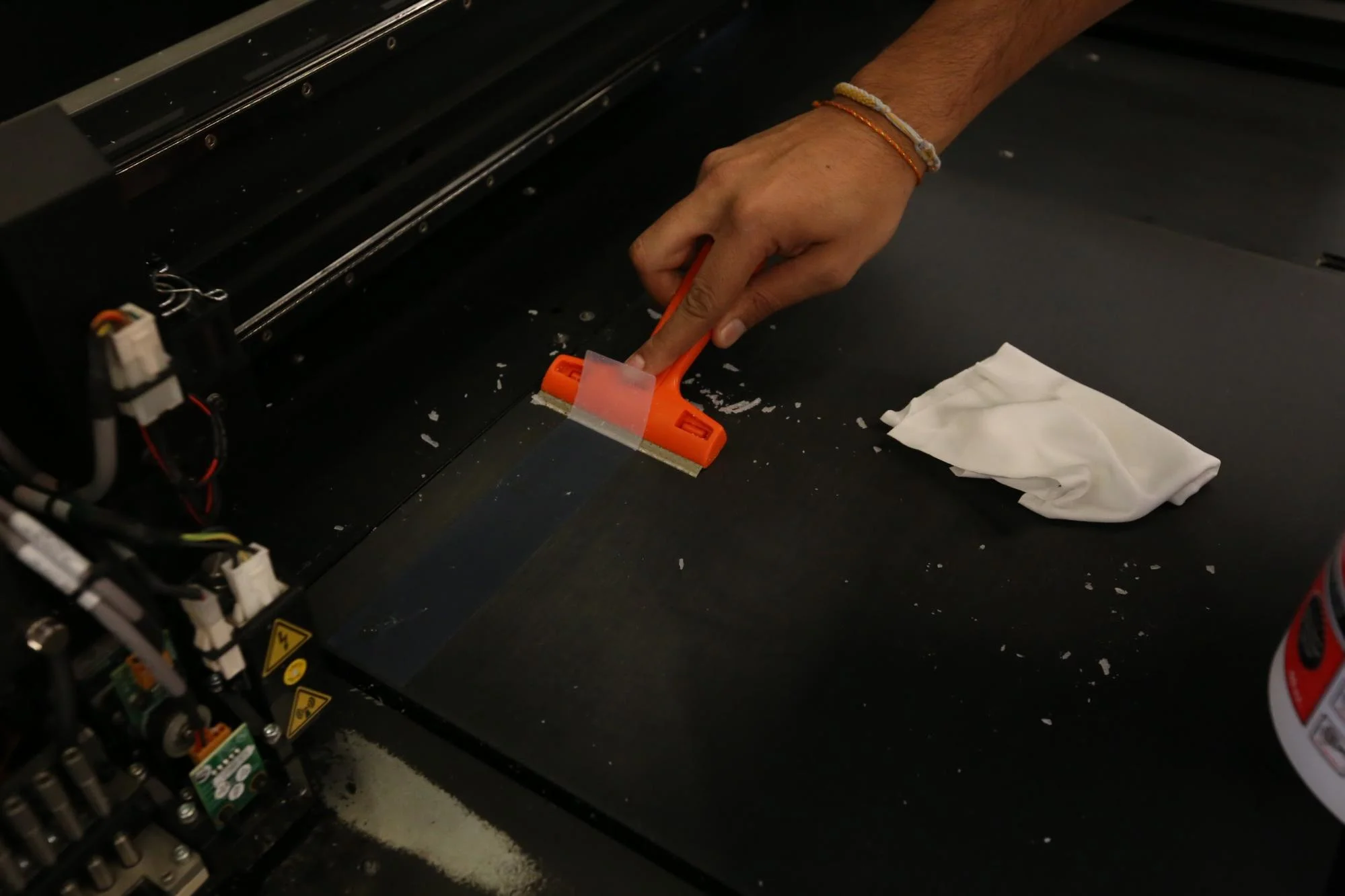 how-to-clean-polyjet-parts6 - Fictiv cleaning a PolyJet 3D printed part
