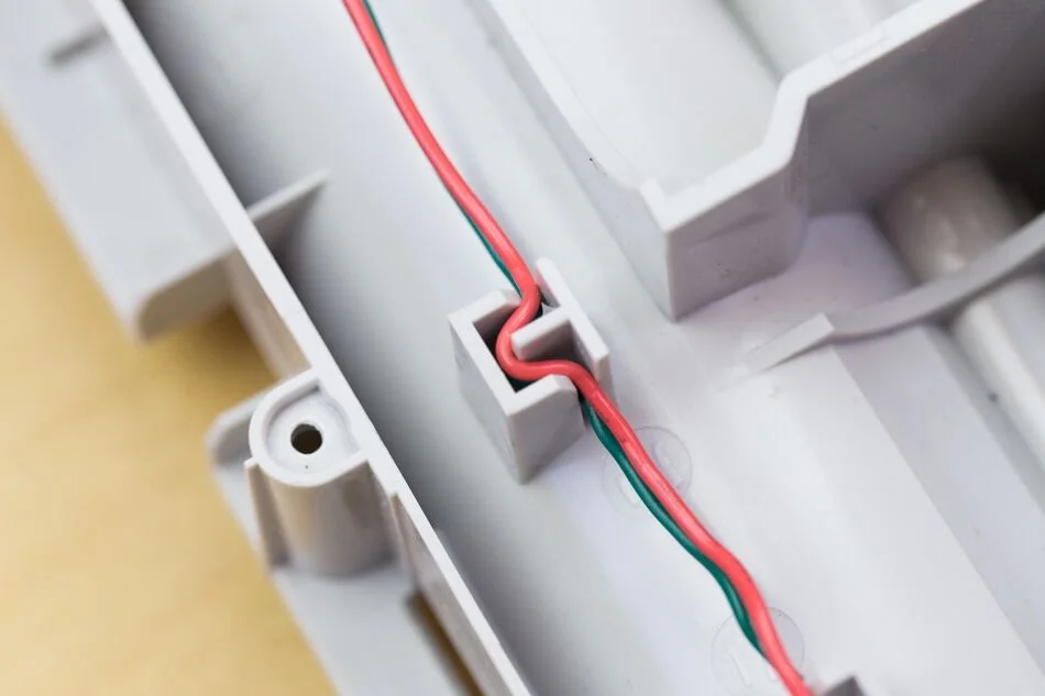 horseshoe and post strain relieving wire guide