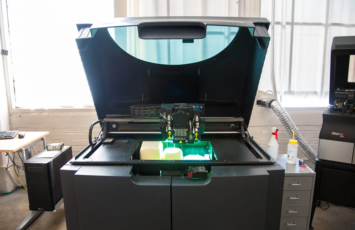 596402e6aa490d769f1bb674_polyjet-3d-printing-technology - Fictiv Image of a polyjet 3D printing machine