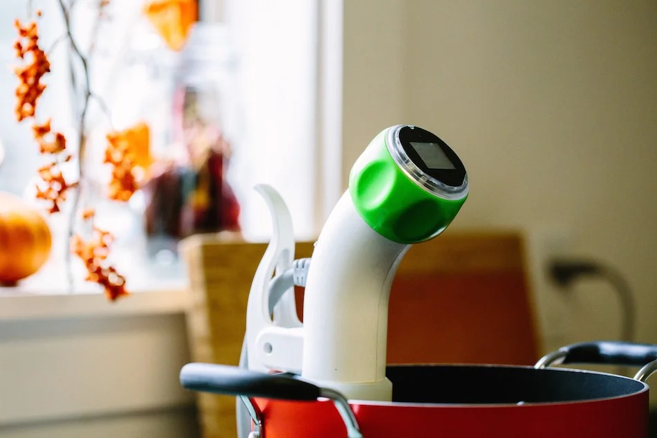 nomiku-hardware-spotlight-4 - Fictiv Nomiku sous vide device