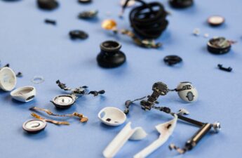 Apple AirPods vs. Google Pixel Buds Teardown Apple AirPods vs. Google Pixel Buds Teardown