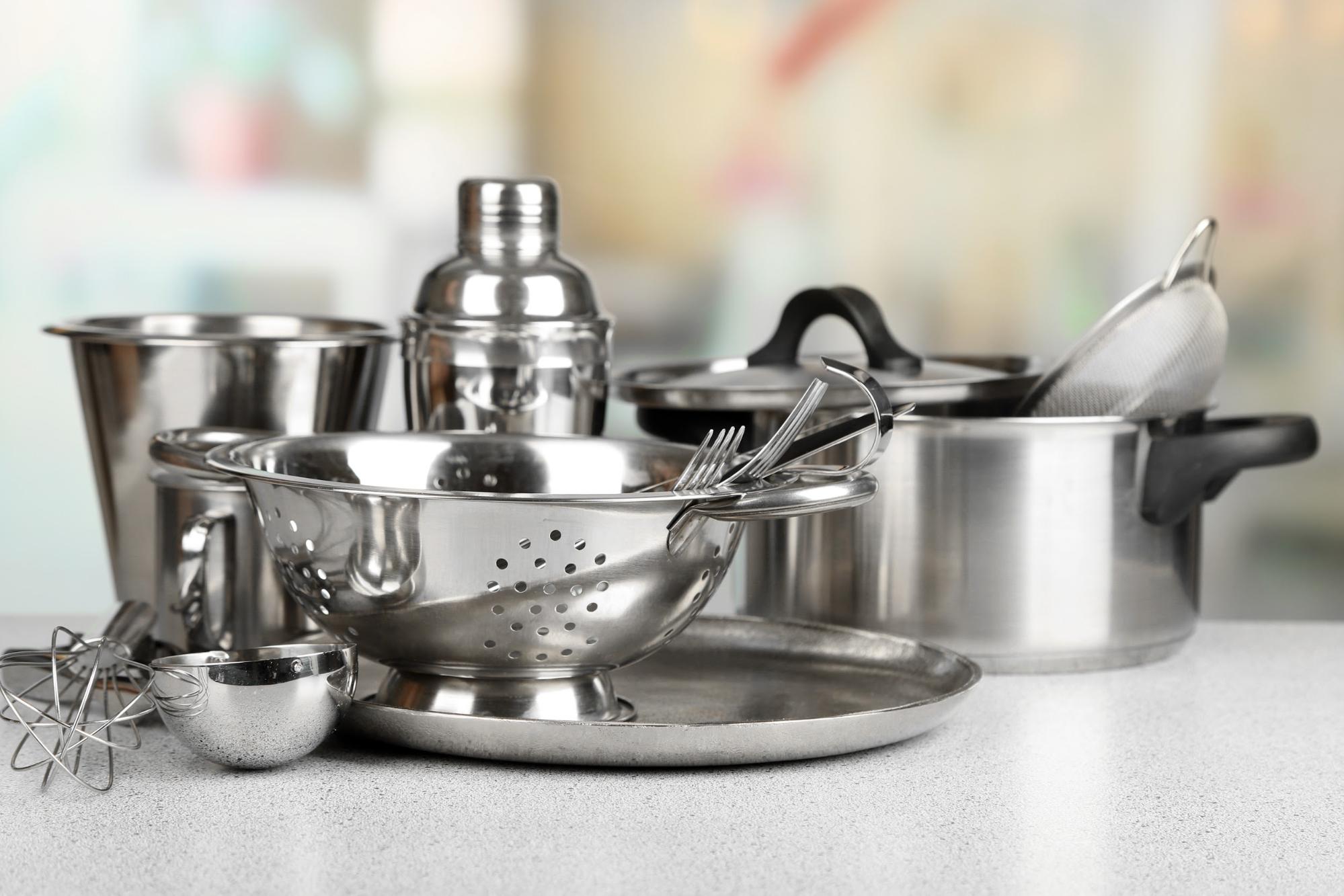 Stainless steel cookware with a passivation conversion coating