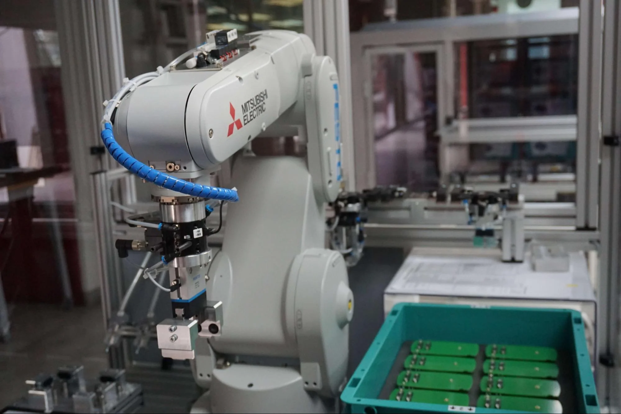factory robot - Fictiv common robotics application showing a robot used in a manufacturing setting packaging products