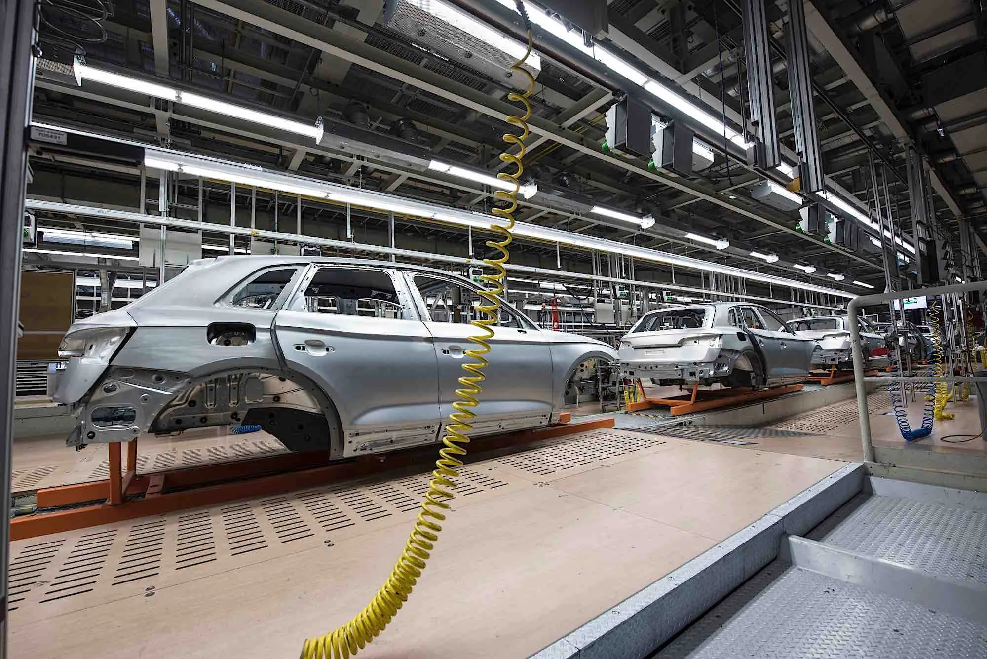fictiv1carlos-aranda-QMjCzOGeglA-unsplash - Fictiv image of a car production line