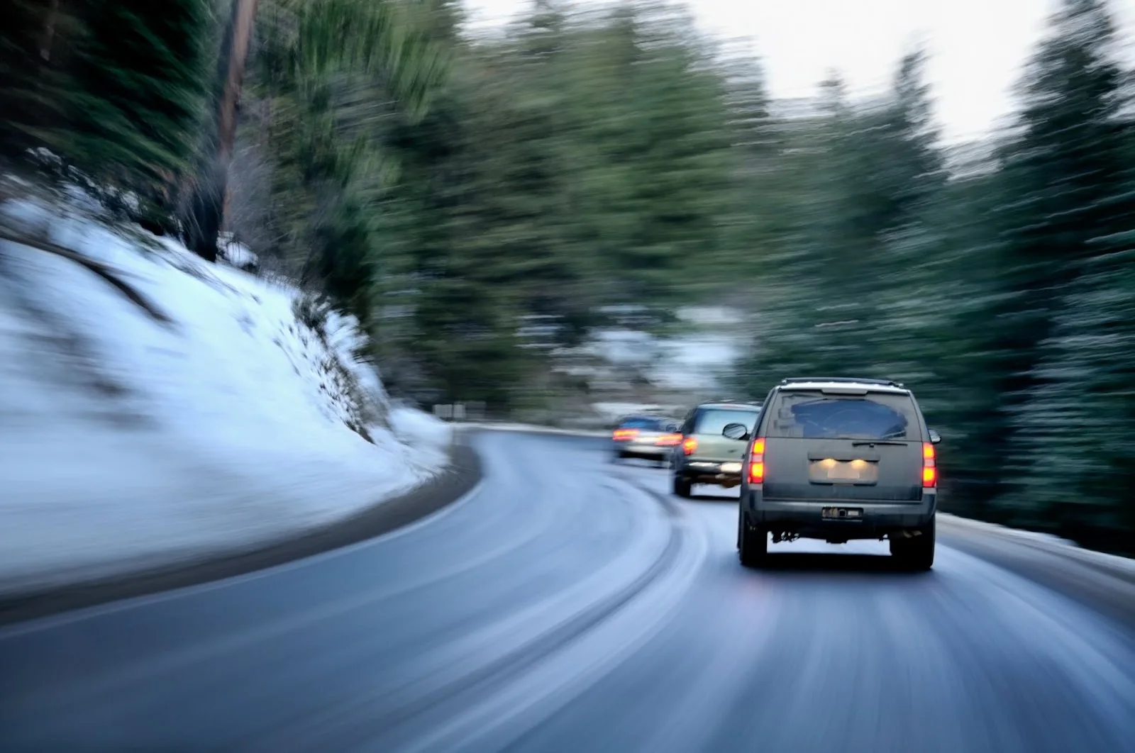 cars-driving-on-an-icy - Fictiv cars driving on an icy road with a low coefficient of kinetic friction