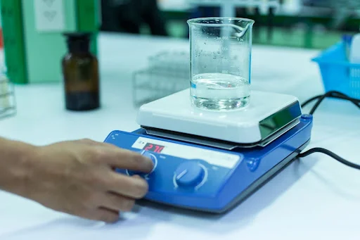 Simple-Hot-Plate-and-Beaker-Set-up-for-Vapor-Polishing - Fictiv Simple Hot Plate and Beaker Set-up for Vapor Polishing