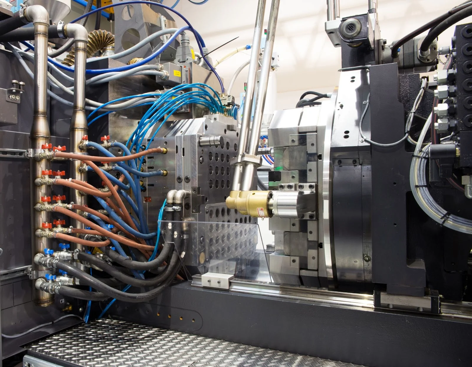 cooling_lines_injection_molding - Fictiv cooling lines injection molding