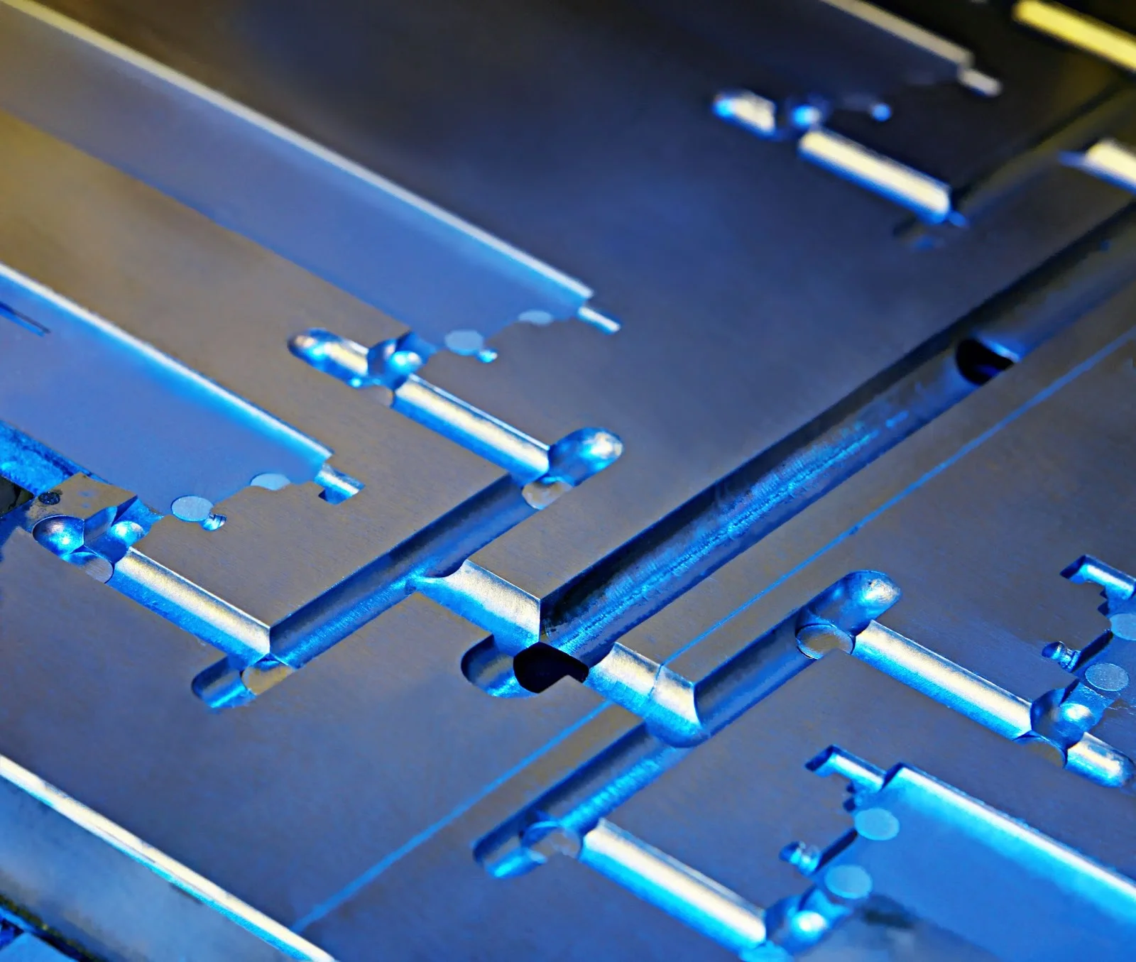 metallic-abstract-core-injection-moulding-die - Fictiv cooling channel design