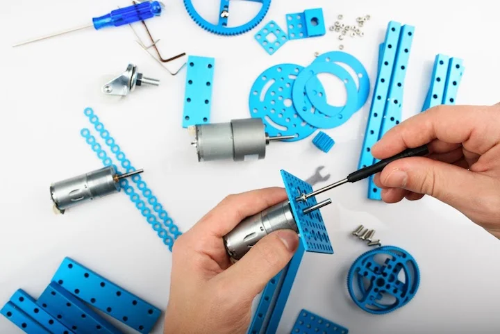 modeling-hobby-concept-hands-putting-screw - Fictiv tolerance stack-ups