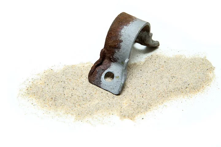 bead-blasting-on-half-of-a-part-shows-the-impact-on-rust-removal - Fictiv bead blasting on half of a part shows the impact on rust removal