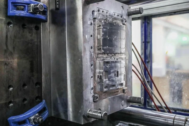 Acrylic injection molding pressure