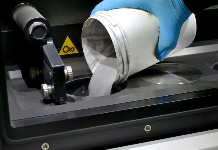 Loading metal powder in an SLS 3D printing machine