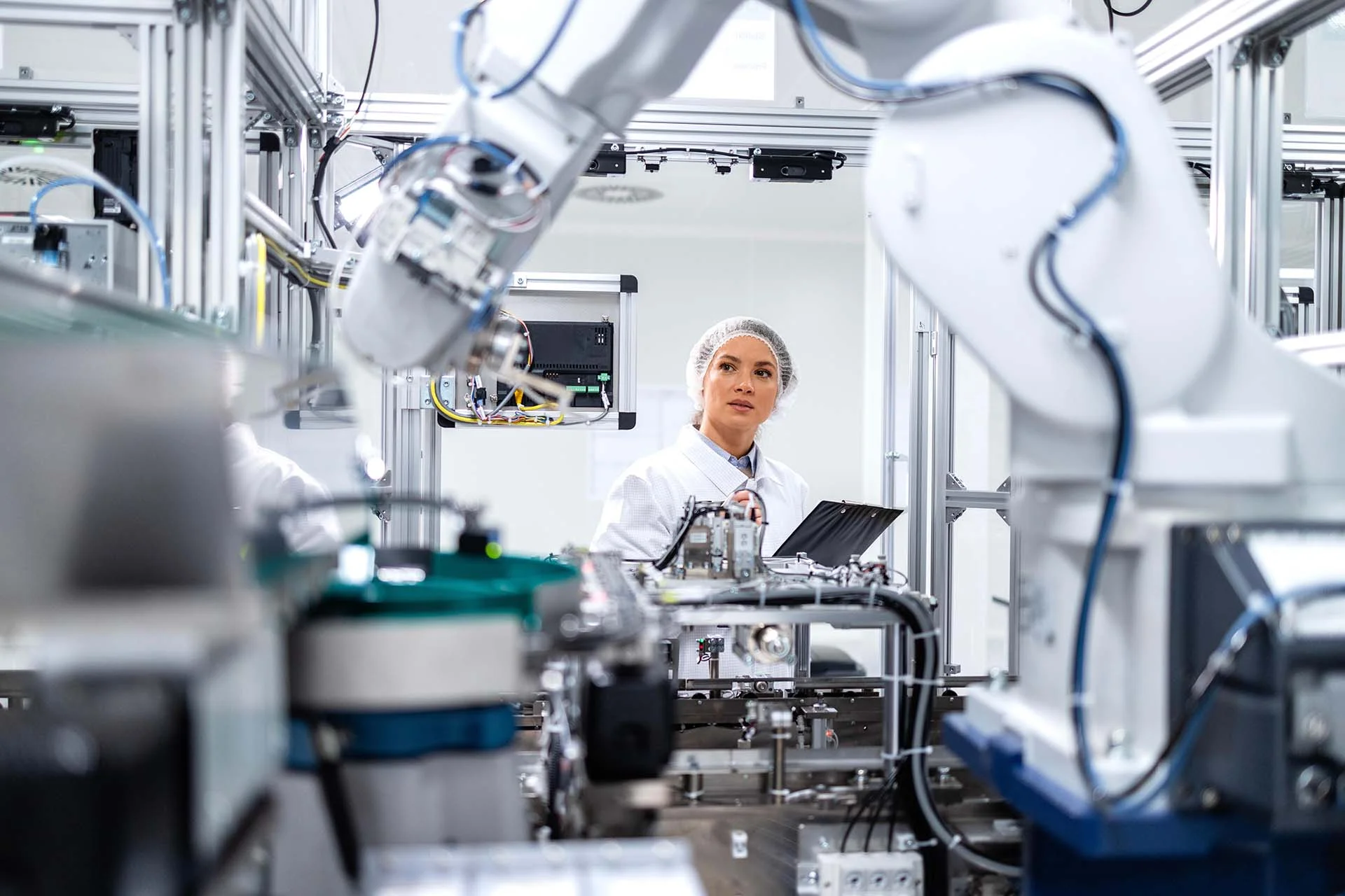 manufacturing-floor-worker-robotic-arm - Fictiv 35 Manufacturing Industry Statistics and Trends for 2024