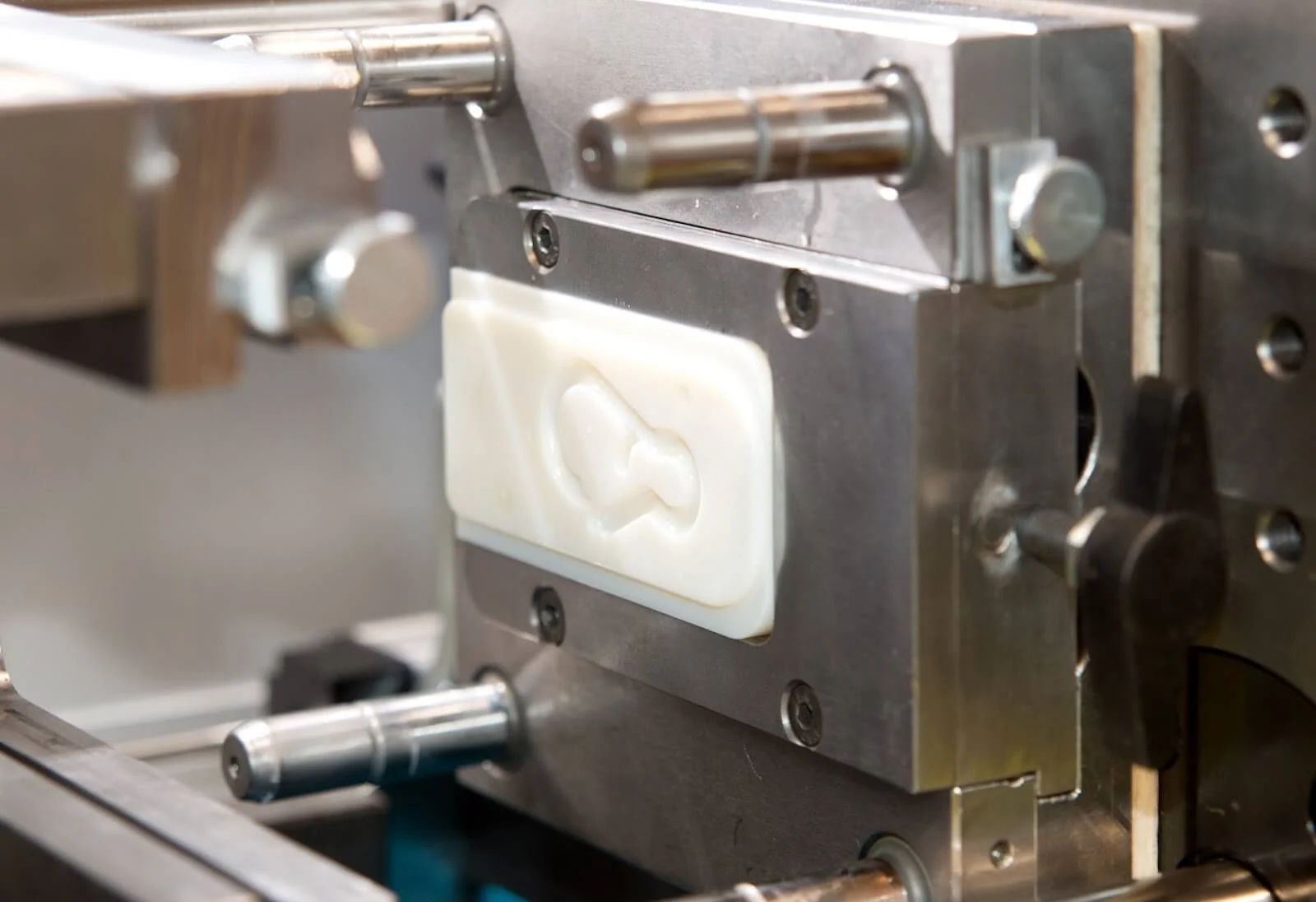 rapid injection molding 3d - Fictiv 3D-printed mold insert.