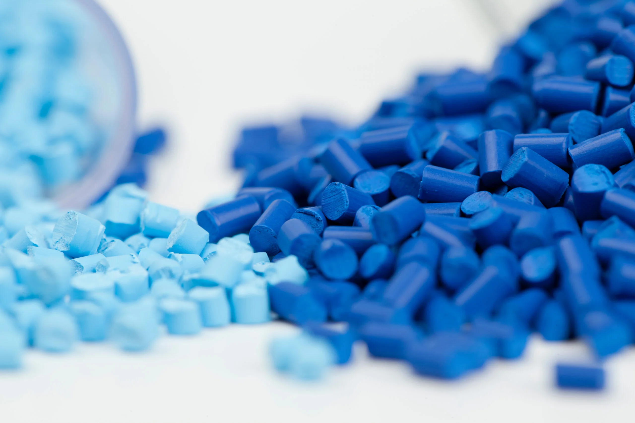 Plastic resin granules for injection molding