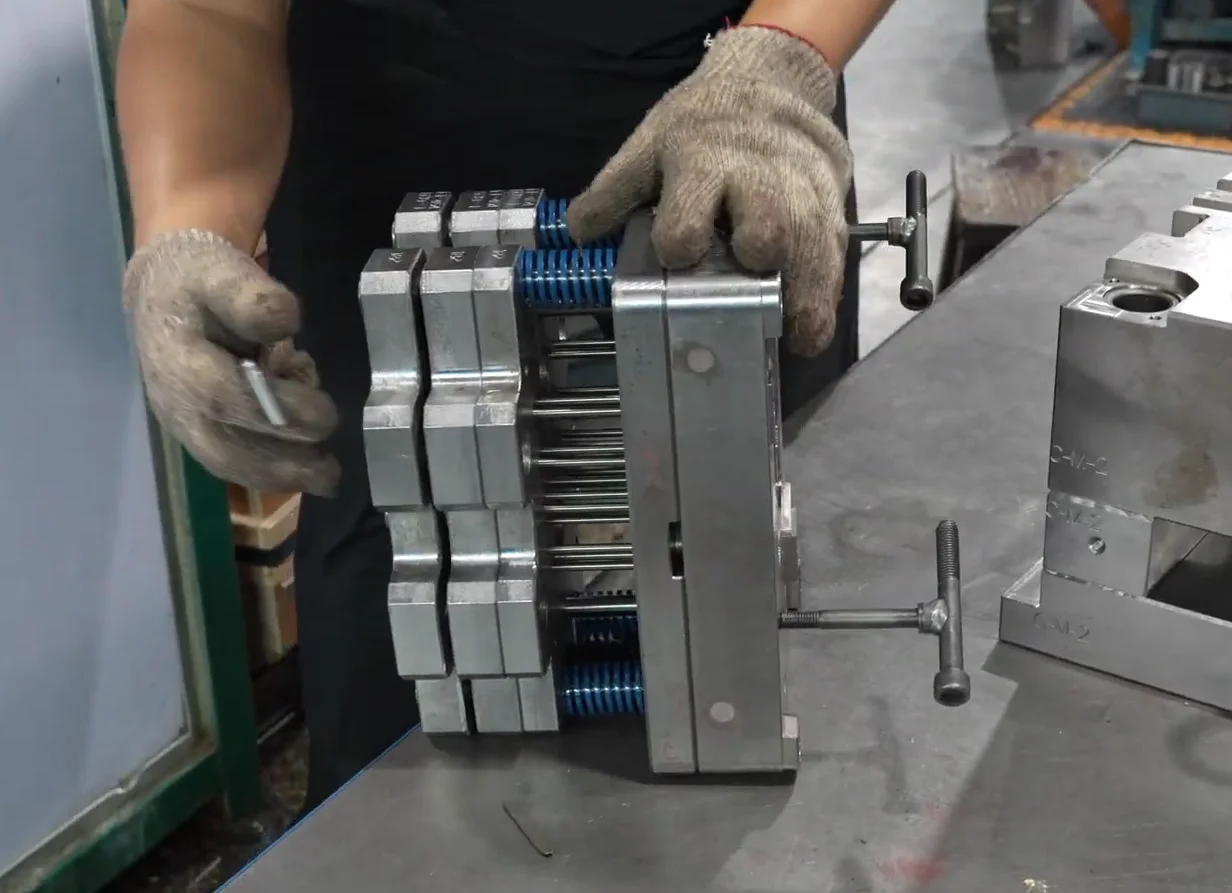 Assembly and fitting of the tool