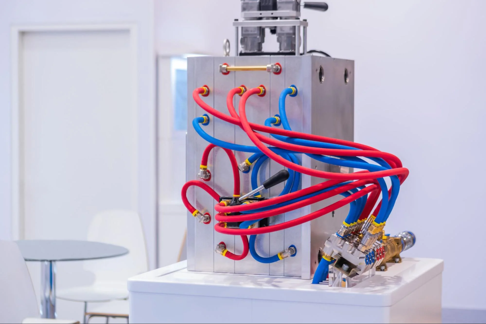parameters hydrolic - Fictiv Hydraulic control system of an injection molding machine