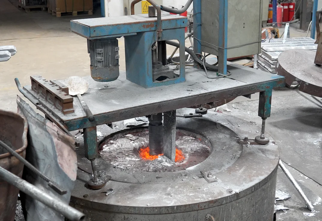 Gravity Casting Mixing - Fictiv Metal mixing and degassing before gravity casting