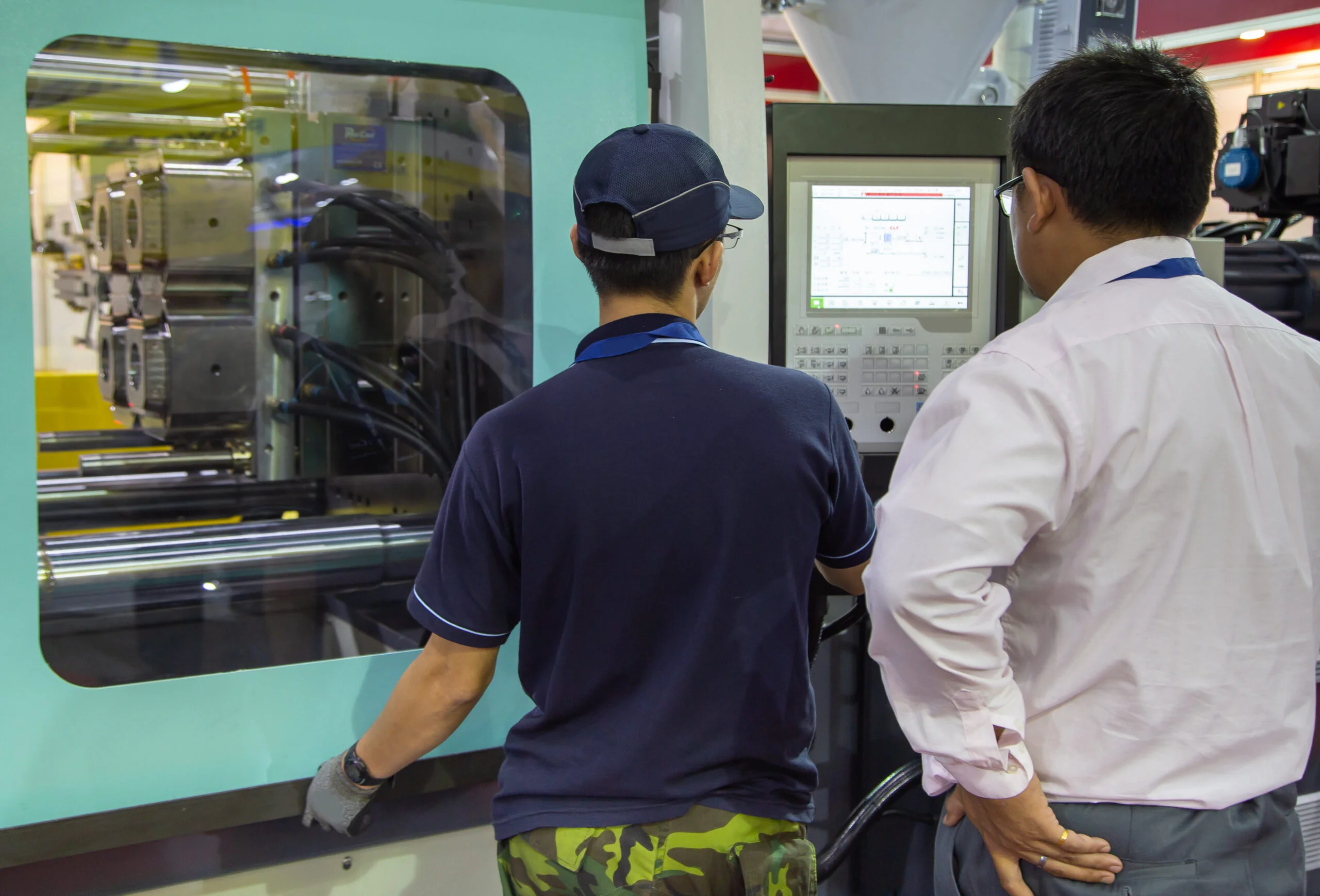 Injection molding factory workers adjust process parameters to reduce cycle time