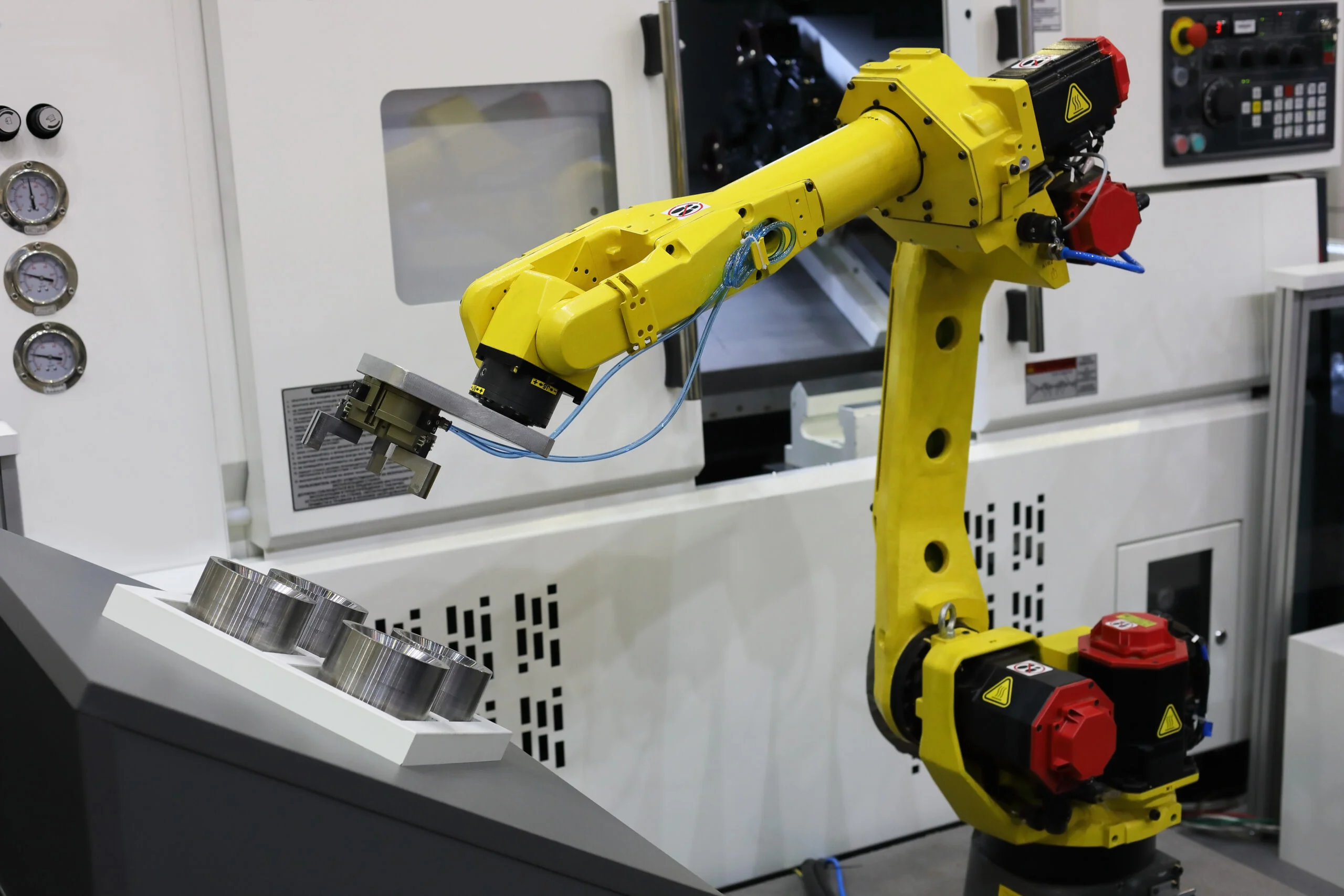 AutomatedCncMachineLoadingWithRoboticArmSelectiveFocus - Fictiv Robotic arm CNC machine tending