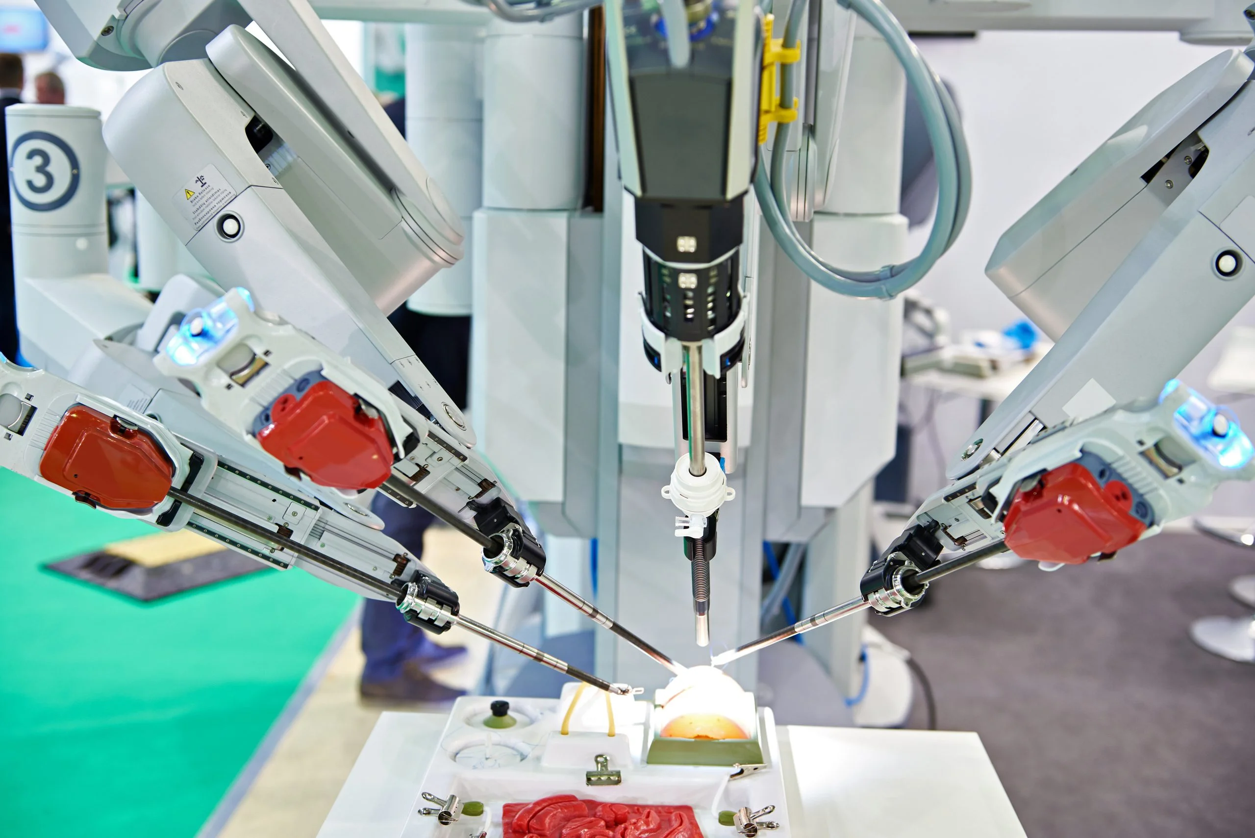 DaVinci surgical robot practicing surgery